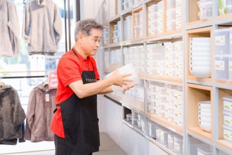 Câu chuyện cảm động về chiếc áo thun đồng phục của nhân viên khiếm thính 12 Câu chuyện cảm động về chiếc áo thun đồng phục của nhân viên khiếm thính - 5a884d5435c84377947f1acf6779a877