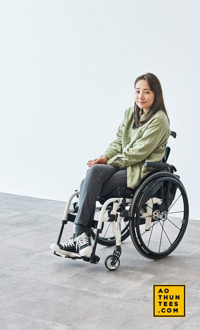 cô gái khuyết tật trên xe lăn